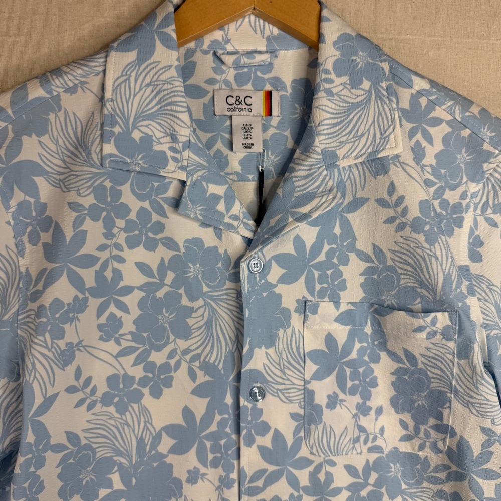 New C&C Floral/Tropical Print Short Sleeve Button Down Shirt size Small Blue/Whi - Picture 5 of 8